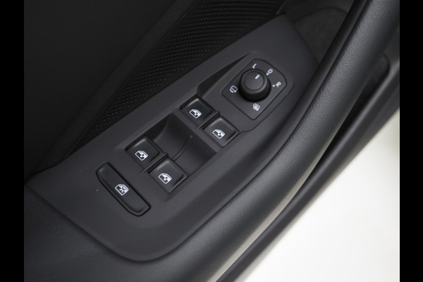Volkswagen Passat Variant 1.5 eHybrid 204PK | Leder/Alcantara | Massage | Trekhaak | HUD | Camera | Adaptive Cruise | Sfeerlicht | Carplay