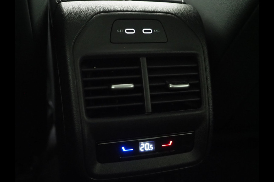 Volkswagen Passat Variant 1.5 eHybrid 204PK | Leder/Alcantara | Massage | Trekhaak | HUD | Camera | Adaptive Cruise | Sfeerlicht | Carplay