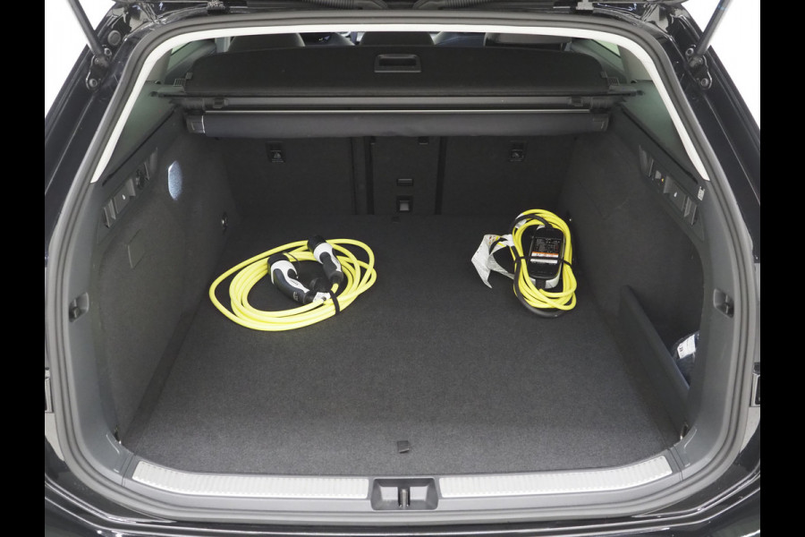Volkswagen Passat Variant 1.5 eHybrid 204PK | Leder/Alcantara | Massage | Trekhaak | HUD | Camera | Adaptive Cruise | Sfeerlicht | Carplay