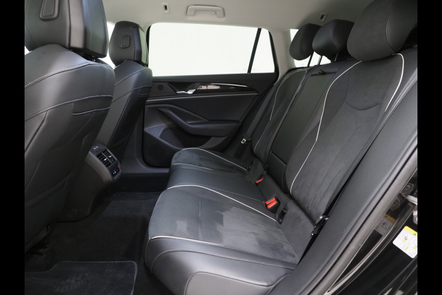 Volkswagen Passat Variant 1.5 eHybrid 204PK | Leder/Alcantara | Massage | Trekhaak | HUD | Camera | Adaptive Cruise | Sfeerlicht | Carplay