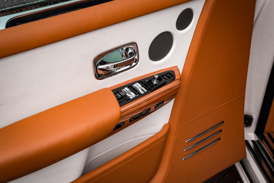 Rolls-Royce Phantom 6.7 V12 Starlight Headliner Rear Theatre Individual Rear Seats 22-Inch Polished Wheels