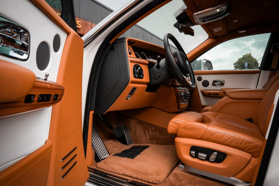 Rolls-Royce Phantom 6.7 V12 Starlight Headliner Rear Theatre Individual Rear Seats 22-Inch Polished Wheels