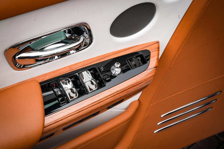 Rolls-Royce Phantom 6.7 V12 Starlight Headliner Rear Theatre Individual Rear Seats 22-Inch Polished Wheels
