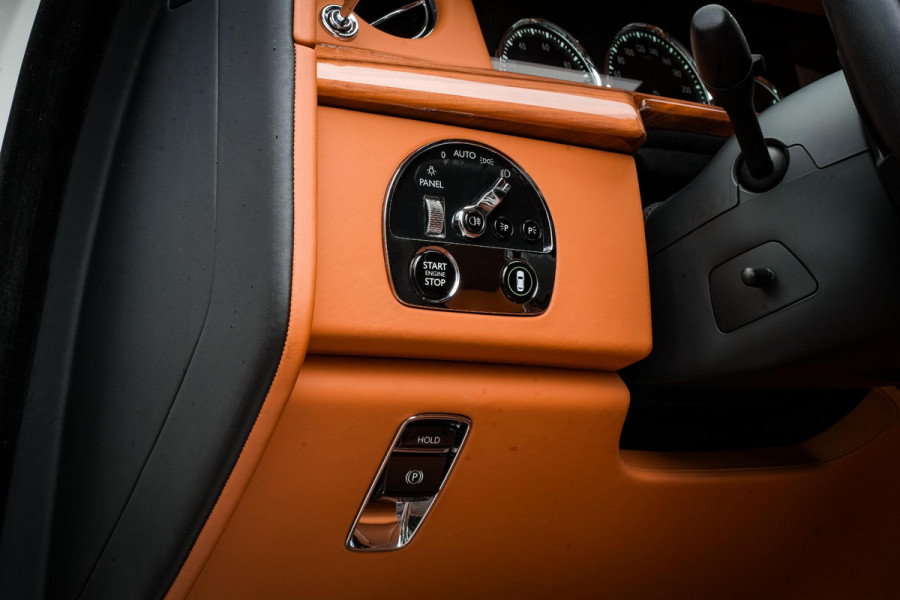 Rolls-Royce Phantom 6.7 V12 Starlight Headliner Rear Theatre Individual Rear Seats 22-Inch Polished Wheels