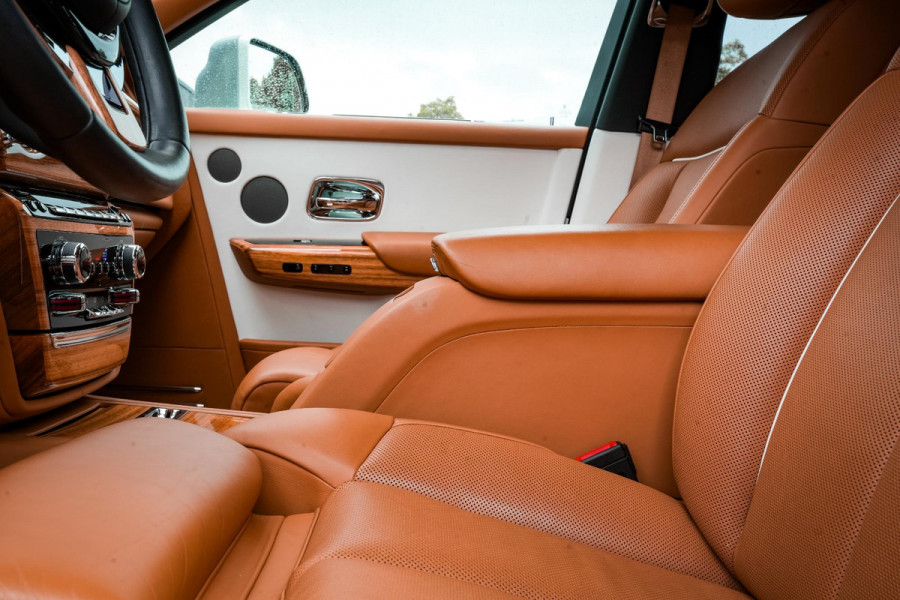 Rolls-Royce Phantom 6.7 V12 Starlight Headliner Rear Theatre Individual Rear Seats 22-Inch Polished Wheels