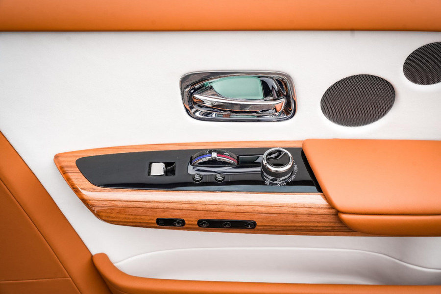 Rolls-Royce Phantom 6.7 V12 Starlight Headliner Rear Theatre Individual Rear Seats 22-Inch Polished Wheels