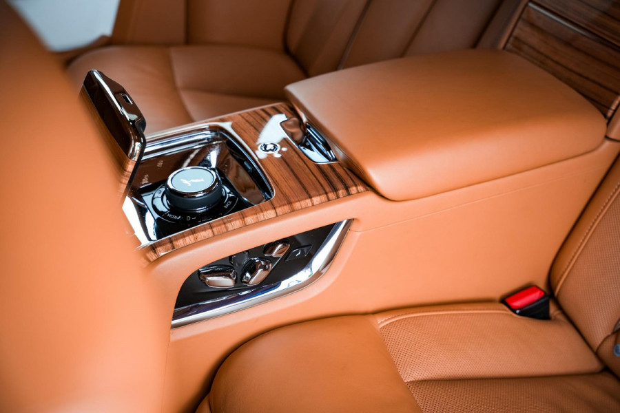 Rolls-Royce Phantom 6.7 V12 Starlight Headliner Rear Theatre Individual Rear Seats 22-Inch Polished Wheels