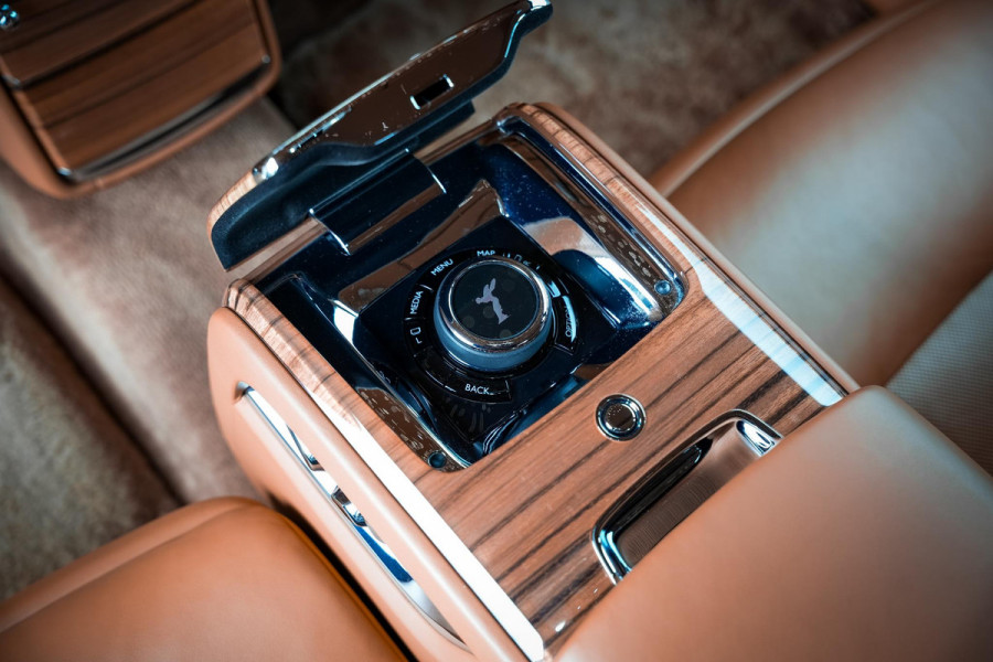 Rolls-Royce Phantom 6.7 V12 Starlight Headliner Rear Theatre Individual Rear Seats 22-Inch Polished Wheels