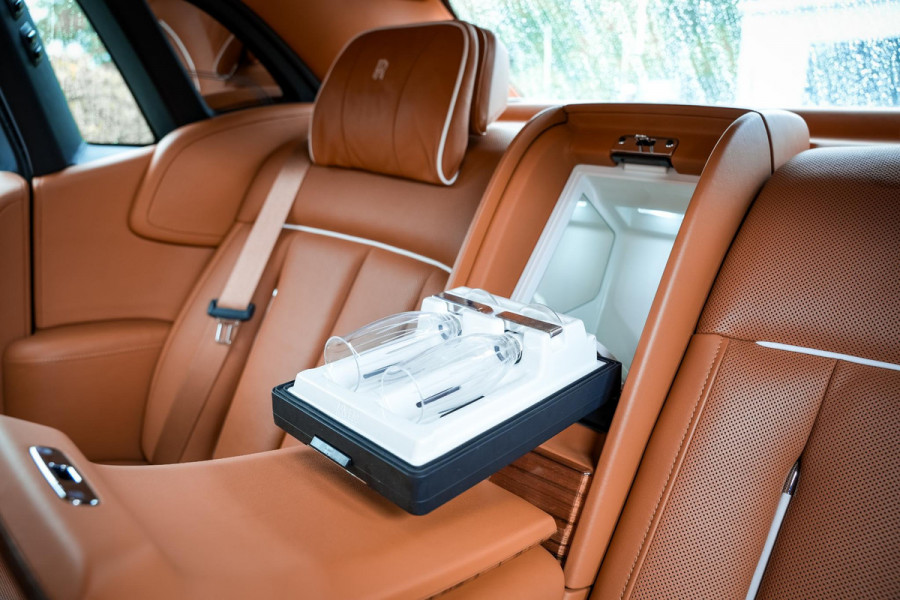 Rolls-Royce Phantom 6.7 V12 Starlight Headliner Rear Theatre Individual Rear Seats 22-Inch Polished Wheels