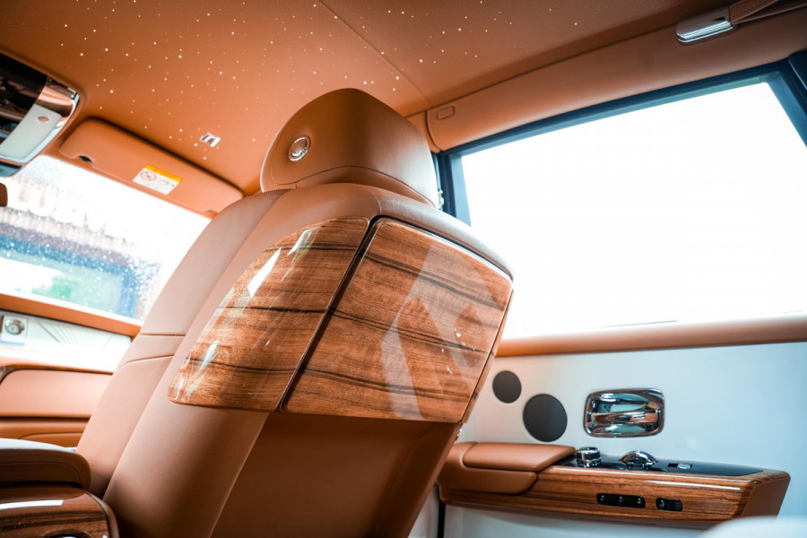 Rolls-Royce Phantom 6.7 V12 Starlight Headliner Rear Theatre Individual Rear Seats 22-Inch Polished Wheels