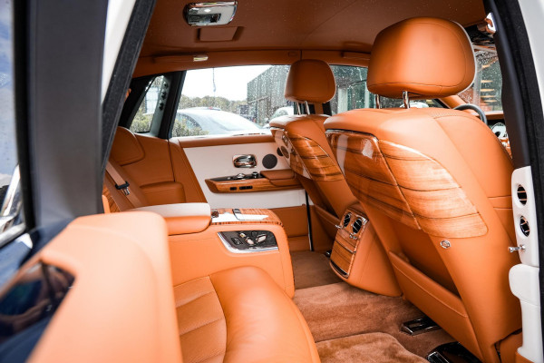 Rolls-Royce Phantom 6.7 V12 Starlight Headliner Rear Theatre Individual Rear Seats 22-Inch Polished Wheels