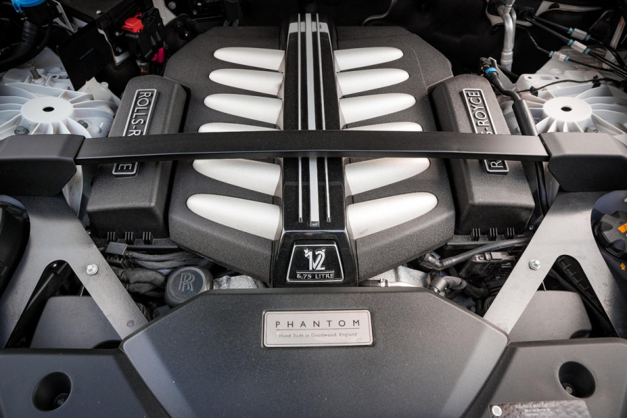 Rolls-Royce Phantom 6.7 V12 Starlight Headliner Rear Theatre Individual Rear Seats 22-Inch Polished Wheels