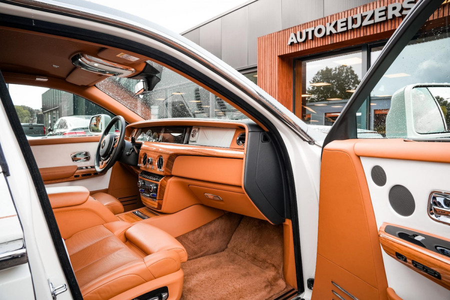 Rolls-Royce Phantom 6.7 V12 Starlight Headliner Rear Theatre Individual Rear Seats 22-Inch Polished Wheels