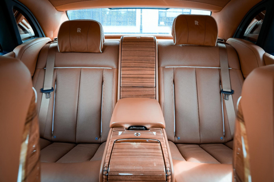 Rolls-Royce Phantom 6.7 V12 Starlight Headliner Rear Theatre Individual Rear Seats 22-Inch Polished Wheels