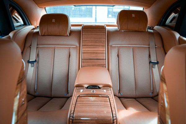 Rolls-Royce Phantom 6.7 V12 Starlight Headliner Rear Theatre Individual Rear Seats 22-Inch Polished Wheels
