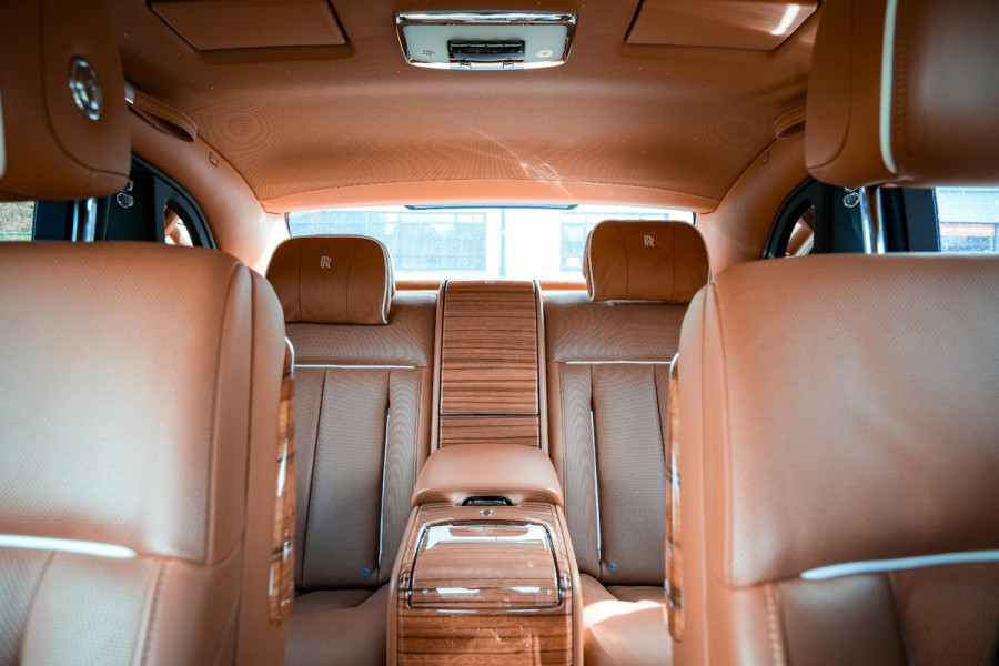 Rolls-Royce Phantom 6.7 V12 Starlight Headliner Rear Theatre Individual Rear Seats 22-Inch Polished Wheels