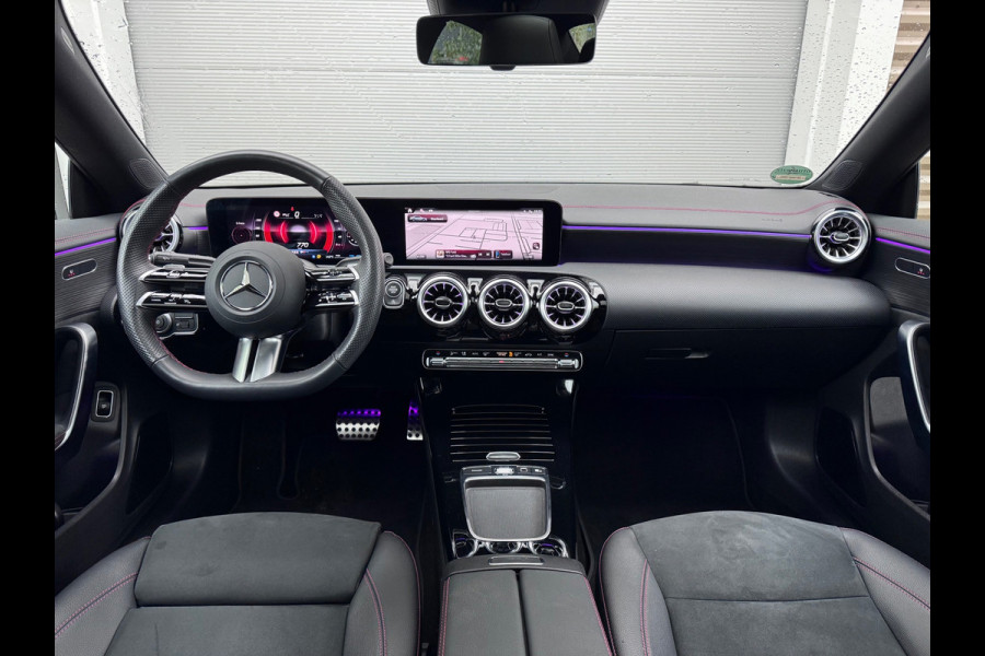 Mercedes-Benz CLA-Klasse 180 AMG Line Pano/360/Sfeer/Dodehoek