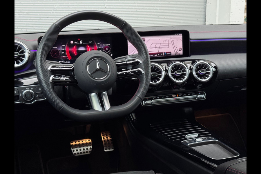 Mercedes-Benz CLA-Klasse 180 AMG Line Pano/360/Sfeer/Dodehoek