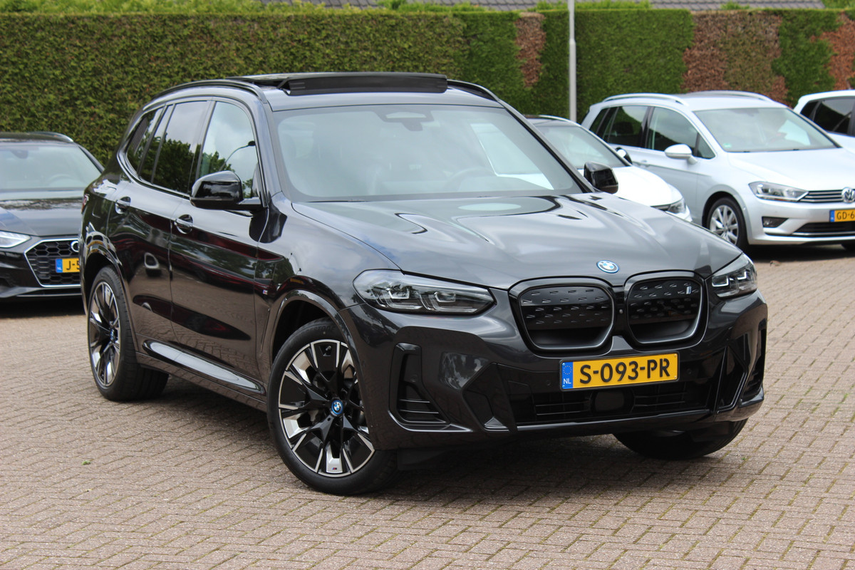 BMW iX3 High Executive 80 kWh / SoH 92,3% / Trekhaak / Panoramadak / 360Camera / Head-up / 20'' / Leder / Harman Kardon / Sfeerverlichting / Dodehoek / DAB / Stuur+Stoelverwarming / ACC