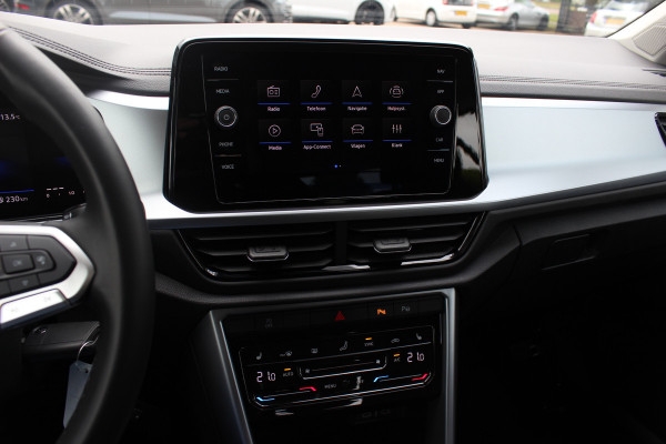 Volkswagen T-Roc 1.0 TSI Life Edition / Camera / CarPlay / Keyless / 17'' / Stoelverwarming / DAB / ACC / Climate Control