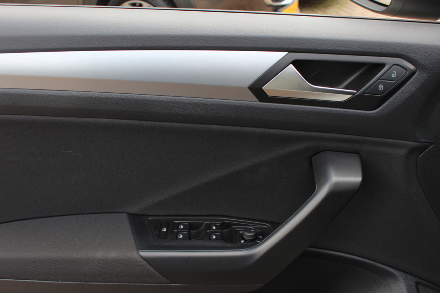 Volkswagen T-Roc 1.0 TSI Life Edition / Camera / CarPlay / Keyless / 17'' / Stoelverwarming / DAB / ACC / Climate Control