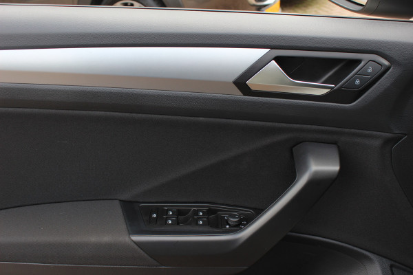Volkswagen T-Roc 1.0 TSI Life Edition / Camera / CarPlay / Keyless / 17'' / Stoelverwarming / DAB / ACC / Climate Control