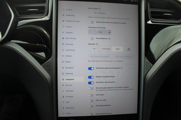 Tesla Model S 75D Base / Autopilot 2.5 / Panoramadak / Camera / Premium Audio / Luchtvering / Navigatie / 19'' / Stoelverwarming / Keyless