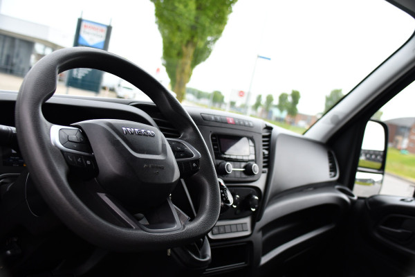 Iveco Daily 35S14V 2.3 L2H2 Cruise, LED, 3500kg Trekhaak, Automaat, Bluetooth, Geveerde stoel, Sensoren, Uniek!