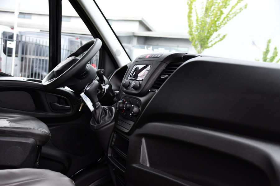 Iveco Daily 35S14V 2.3 L2H2 Cruise, LED, 3500kg Trekhaak, Automaat, Bluetooth, Geveerde stoel, Sensoren, Uniek!