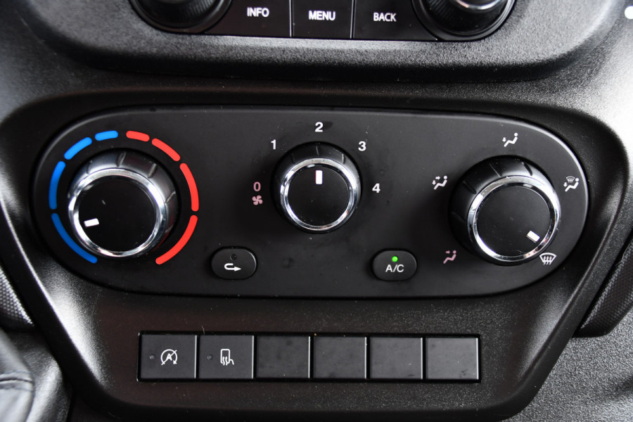Iveco Daily 35S14V 2.3 L2H2 Cruise, LED, 3500kg Trekhaak, Automaat, Bluetooth, Geveerde stoel, Sensoren, Uniek!
