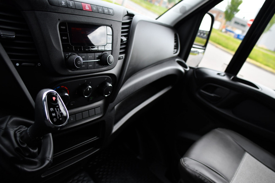 Iveco Daily 35S14V 2.3 L2H2 Cruise, LED, 3500kg Trekhaak, Automaat, Bluetooth, Geveerde stoel, Sensoren, Uniek!