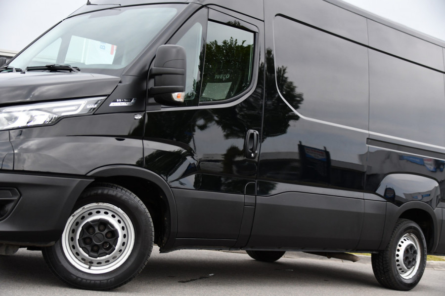 Iveco Daily 35S14V 2.3 L2H2 Cruise, LED, 3500kg Trekhaak, Automaat, Bluetooth, Geveerde stoel, Sensoren, Uniek!