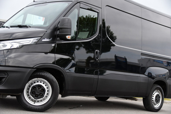 Iveco Daily 35S14V 2.3 L2H2 Cruise, LED, 3500kg Trekhaak, Automaat, Bluetooth, Geveerde stoel, Sensoren, Uniek!