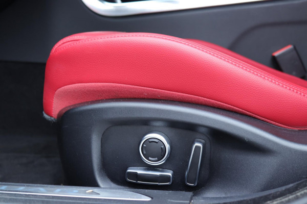 Jaguar XE 2.0 P250 HSE / Digitaal display / Carplay / Camera