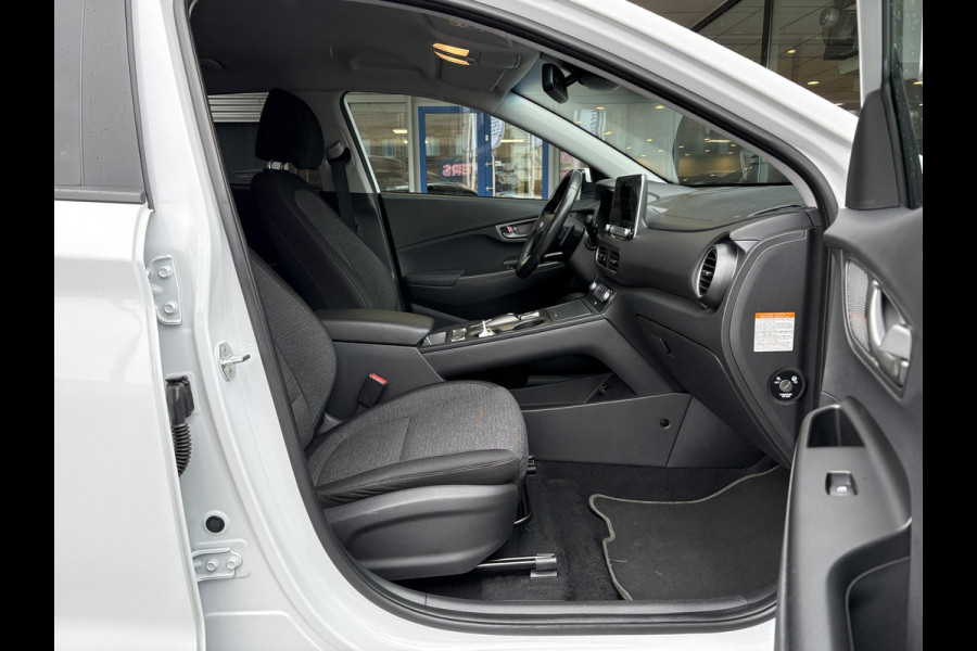 Hyundai Kona EV Fashion 64 kWh | 94,7% SOH | Trekhaak | Warmtepomp | Head-Up | 3Fase | Krell | Dodehoeksensoren | Camera |