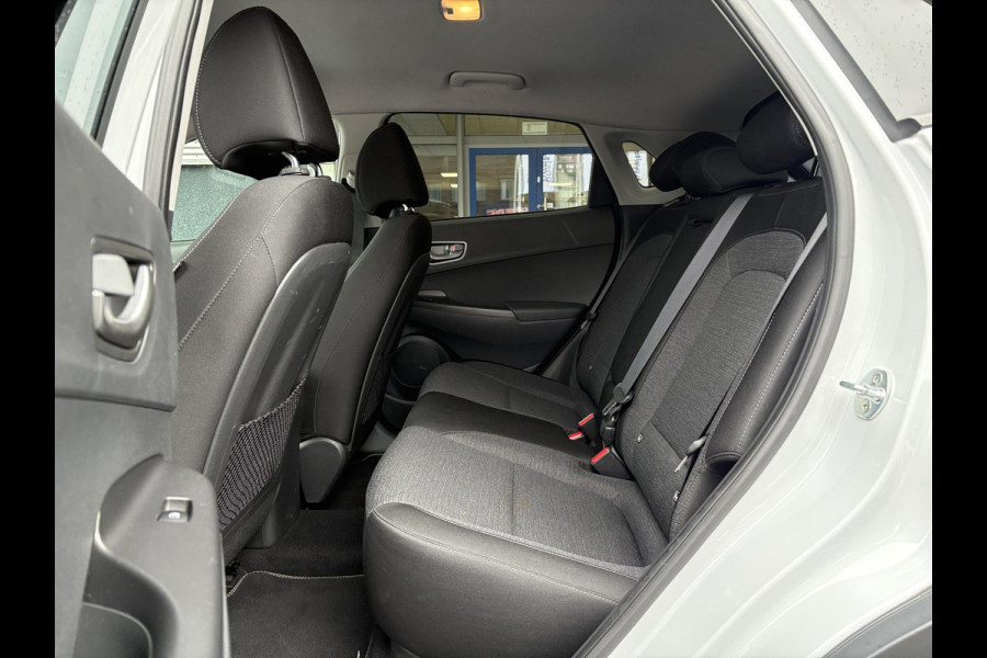 Hyundai Kona EV Fashion 64 kWh | 94,7% SOH | Trekhaak | Warmtepomp | Head-Up | 3Fase | Krell | Dodehoeksensoren | Camera |