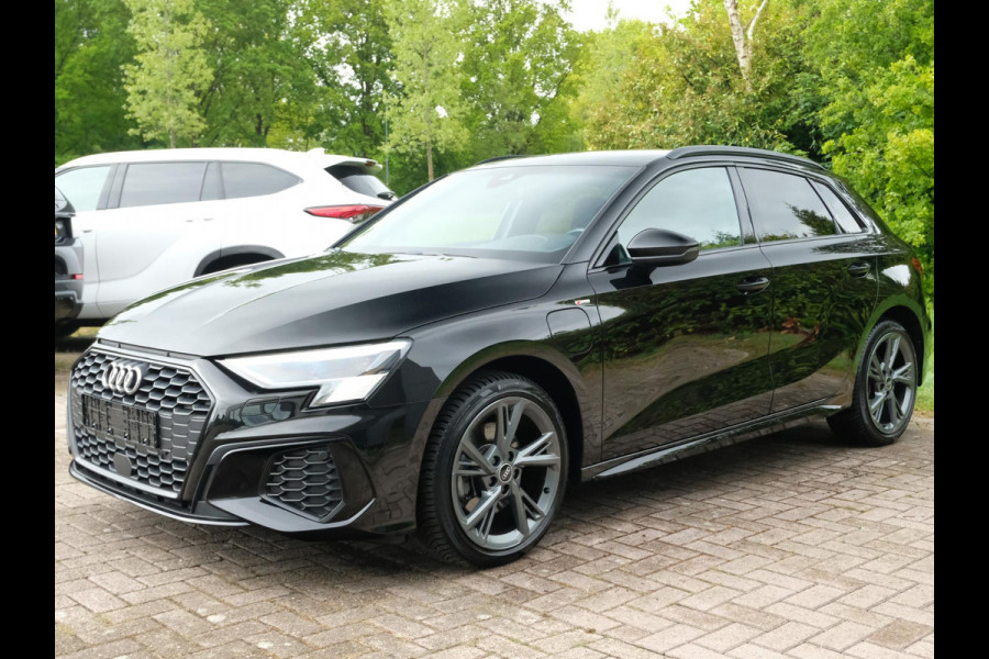 Audi A3 Sportback 45 TFSI e S edition 245 PK | S line | All-Season | Elektrische klep | Sportstoelen | Dodehoeksensoren | 18 inch | Stoelverwarming | Keyless | Dealer Onderhouden | Draadloos Laden