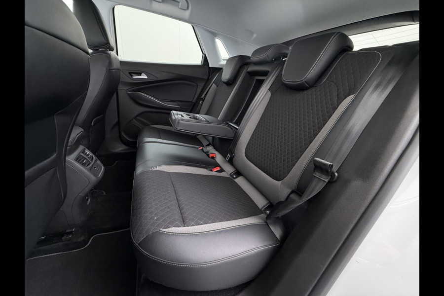 Opel Grandland X T 131PK Automaat Trekhaak Navi Camera Ecc Apple Carplay Android Auto Pdc Business Executive Elek.Achterklep Bi-Coulour AGR-Comfort Stoel Lane Assist Isofix Lmv Zwart Dak Keyless Origineel Nederlandse Auto