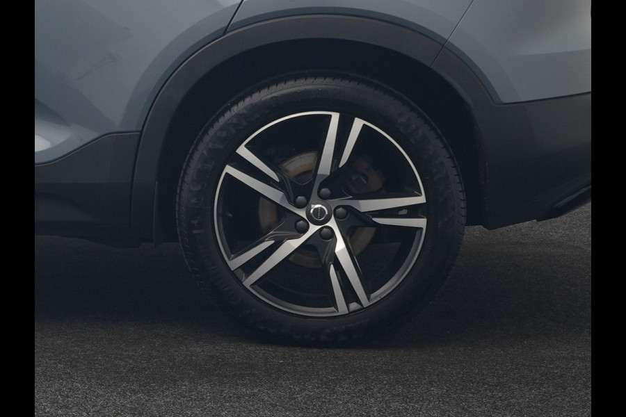 Volvo XC40 T5 Recharge R-Design PHEV 262pk Dealer O.H. | Trekhaak Af Fabriek | Camera | Alcantara Sportstoelen & Stuur Verwarmd | Keyless | Blis | Apple Carplay | Navigatie | DAB | Cruise Control | 19"L.M | Plug In Hybrid |