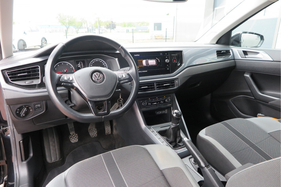 Volkswagen Polo 1.0 TSI 70kw 95pk Highline, Adaptive Cruise, PDC ,Navigatie , Stuurwiel multifuntioneel, Carplay, LMV 16", Sportstoelen,Buitenspiegels inklapbaar, etc. Complete historie bekend NL auto met NAP (recent onderhouden)