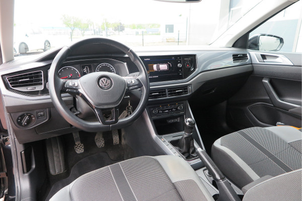 Volkswagen Polo 1.0 TSI 70kw 95pk Highline, Adaptive Cruise, PDC ,Navigatie , Stuurwiel multifuntioneel, Carplay, LMV 16", Sportstoelen,Buitenspiegels inklapbaar, etc. Complete historie bekend NL auto met NAP (recent onderhouden)