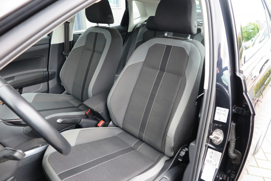 Volkswagen Polo 1.0 TSI 70kw 95pk Highline, Adaptive Cruise, PDC ,Navigatie , Stuurwiel multifuntioneel, Carplay, LMV 16", Sportstoelen,Buitenspiegels inklapbaar, etc. Complete historie bekend NL auto met NAP (recent onderhouden)