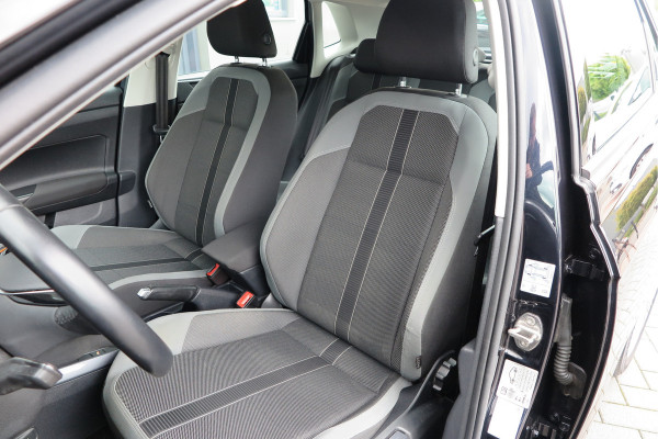 Volkswagen Polo 1.0 TSI 70kw 95pk Highline, Adaptive Cruise, PDC ,Navigatie , Stuurwiel multifuntioneel, Carplay, LMV 16", Sportstoelen,Buitenspiegels inklapbaar, etc. Complete historie bekend NL auto met NAP (recent onderhouden)