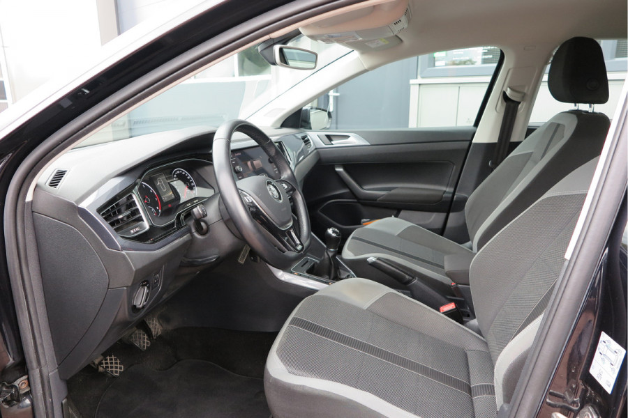 Volkswagen Polo 1.0 TSI 70kw 95pk Highline, Adaptive Cruise, PDC ,Navigatie , Stuurwiel multifuntioneel, Carplay, LMV 16", Sportstoelen,Buitenspiegels inklapbaar, etc. Complete historie bekend NL auto met NAP (recent onderhouden)