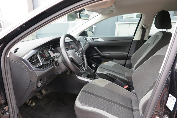 Volkswagen Polo 1.0 TSI 70kw 95pk Highline, Adaptive Cruise, PDC ,Navigatie , Stuurwiel multifuntioneel, Carplay, LMV 16", Sportstoelen,Buitenspiegels inklapbaar, etc. Complete historie bekend NL auto met NAP (recent onderhouden)