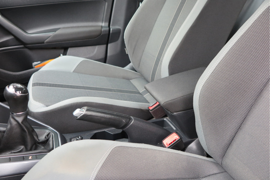 Volkswagen Polo 1.0 TSI 70kw 95pk Highline, Adaptive Cruise, PDC ,Navigatie , Stuurwiel multifuntioneel, Carplay, LMV 16", Sportstoelen,Buitenspiegels inklapbaar, etc. Complete historie bekend NL auto met NAP (recent onderhouden)