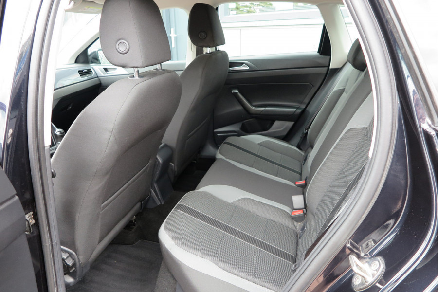 Volkswagen Polo 1.0 TSI 70kw 95pk Highline, Adaptive Cruise, PDC ,Navigatie , Stuurwiel multifuntioneel, Carplay, LMV 16", Sportstoelen,Buitenspiegels inklapbaar, etc. Complete historie bekend NL auto met NAP (recent onderhouden)
