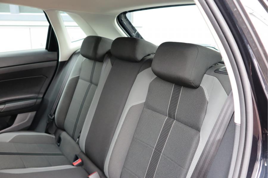 Volkswagen Polo 1.0 TSI 70kw 95pk Highline, Adaptive Cruise, PDC ,Navigatie , Stuurwiel multifuntioneel, Carplay, LMV 16", Sportstoelen,Buitenspiegels inklapbaar, etc. Complete historie bekend NL auto met NAP (recent onderhouden)