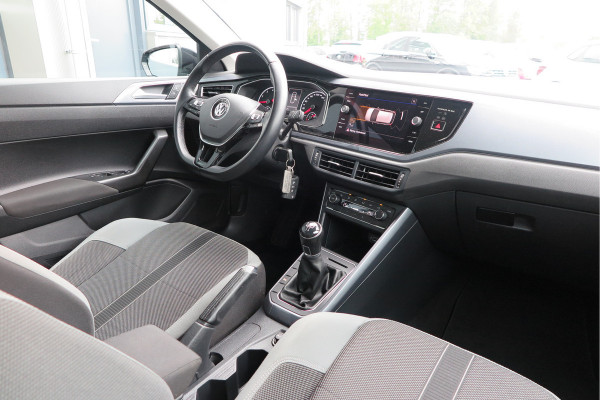 Volkswagen Polo 1.0 TSI 70kw 95pk Highline, Adaptive Cruise, PDC ,Navigatie , Stuurwiel multifuntioneel, Carplay, LMV 16", Sportstoelen,Buitenspiegels inklapbaar, etc. Complete historie bekend NL auto met NAP (recent onderhouden)