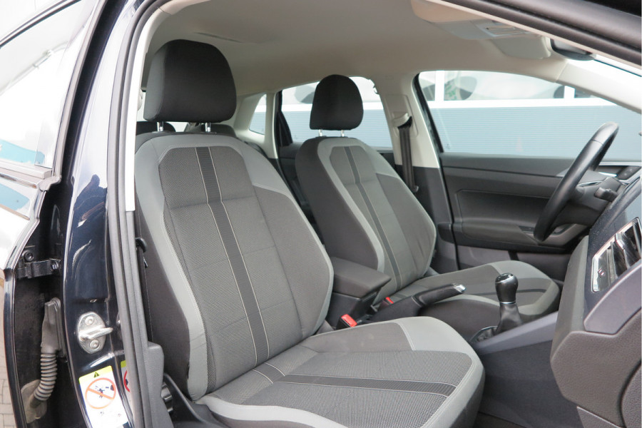 Volkswagen Polo 1.0 TSI 70kw 95pk Highline, Adaptive Cruise, PDC ,Navigatie , Stuurwiel multifuntioneel, Carplay, LMV 16", Sportstoelen,Buitenspiegels inklapbaar, etc. Complete historie bekend NL auto met NAP (recent onderhouden)